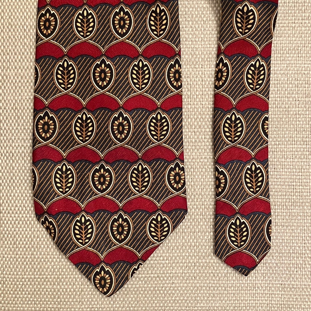 Vintage Geoffrey Beene silk tie, large foulard pattern, red, blue